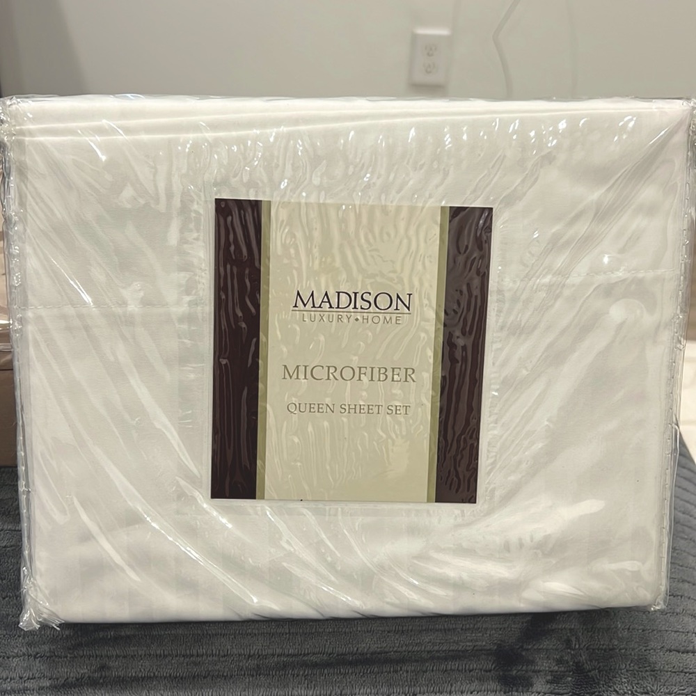 White queen size sheet set